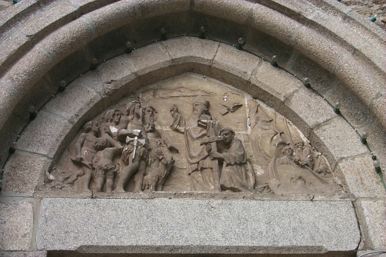 Demi-relief du tympan : saint Lunaire évangélisant les Celtes