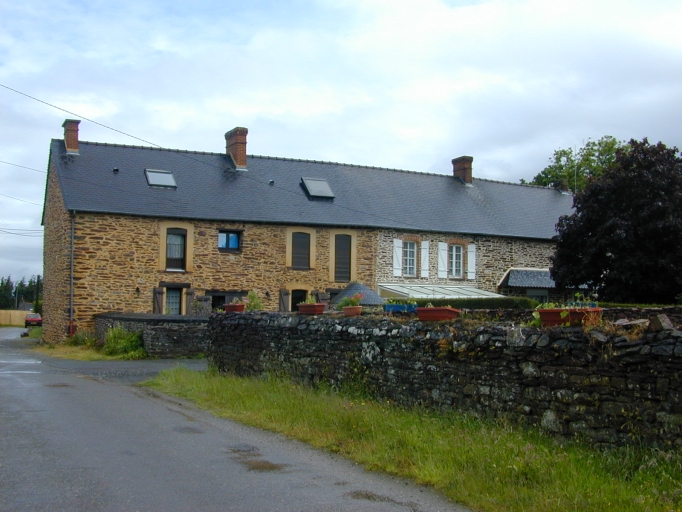 Alignement de maisons, Cossinade (Saint-Thurial)