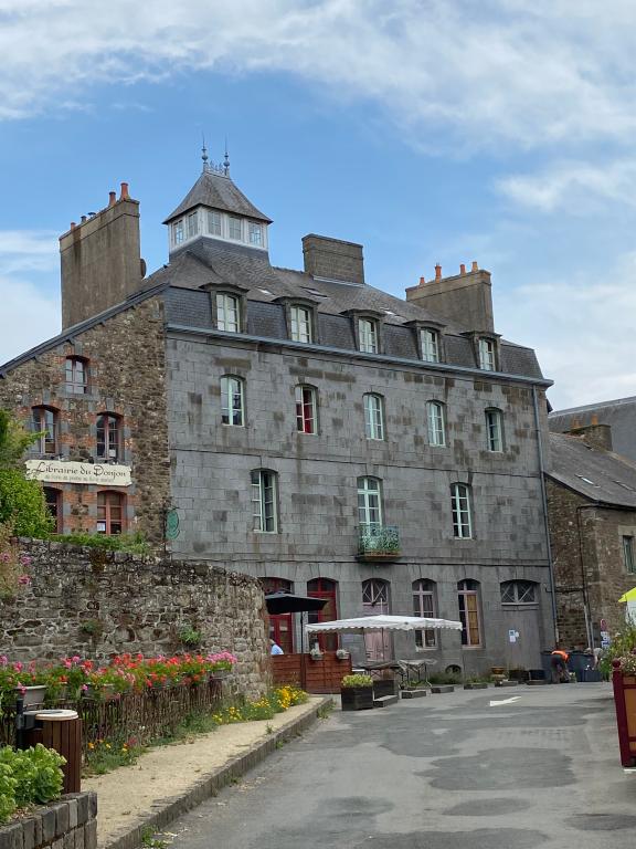 Edifice commercial, 4 place Alexandre Jehannin (Bécherel)