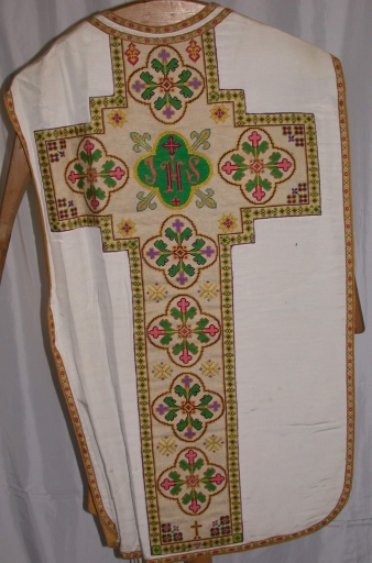 Ornement blanc 5 : chasuble, bourse de corporal, étole, voile de calice