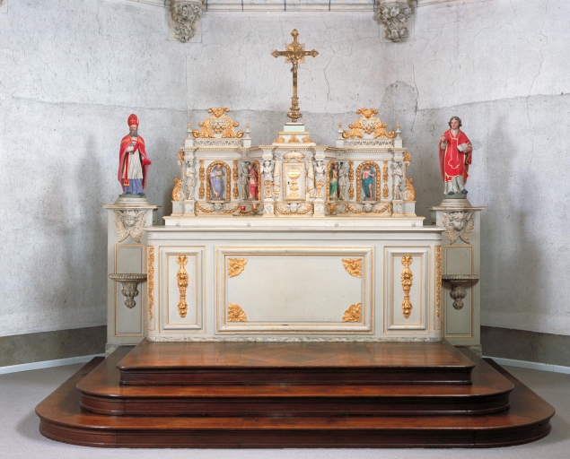 Ensemble du maître-autel : autel, tabernacle, retable, gradin d'autel, 3 degrés d'autel