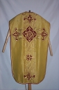 Ornement doré : chasuble, étole, manipule, voile de calice, bourse de corporal