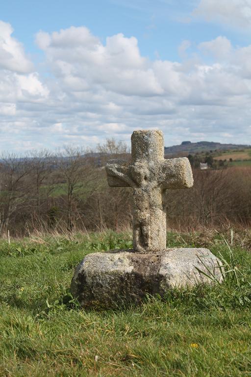 Croix monumentale, sur le C.V. 2, près de Troboa (Saint-Coulitz)