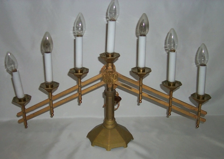 2 paires de chandeliers d'autel