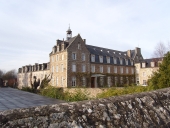 L'abbaye, l'église paroissiale, les chapelles, croix monumentales, croix de chemin, cimetières et monuments aux morts sur la commune de Saint-Jacut-de-la-Mer