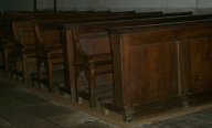 Ensemble de 27 bancs d'église et 3 agenouilloirs