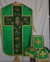 Ornement vert 2 : chasuble, bourse de corporal, étole, voile de calice, manipule
