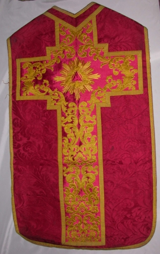 Ornement rouge 1 : chasuble, bourse de corporal, manipule, voile de calice