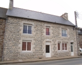 Ancienne mairie, actuellement immeuble à logements, 5 rue des Ecoles (Plouguiel)