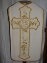 Ornement blanc 4 : chasuble, étole, manipule, bourse de corporal et voile de calice
