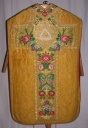 Ornement doré 3 : chasuble, étole, voile de calice