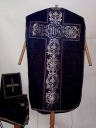 Ornement noir 3 : chasuble, étole, bourse de corporal, voile de calice