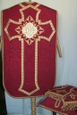 Ornement rouge 1 : chasuble, étole, manipule, voile de calice