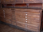 Meubles de sacristie : chasublier, armoires, confessionnal