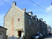 Alignement de deux maisons, voie communale 12 (Meillac)