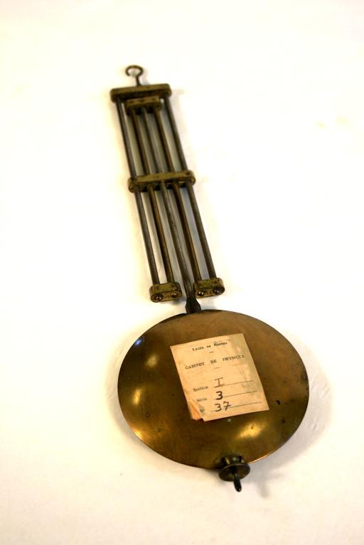 Présentation de la collection d'instruments scientifiques du lycée Émile Zola, Avenue Jean Janvier (Rennes)