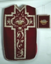 Ornement rouge 4 : chasuble, bourse de corporal