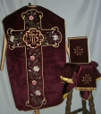 Ornement rouge 2 : chasuble, bourse de corporal, étole, manipule, voile de calice