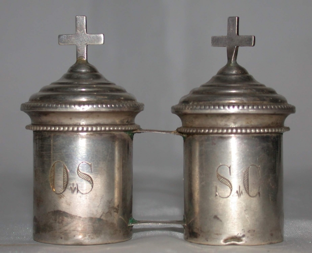 Ampoule à saint chrême et ampoule à huile des catéchumènes