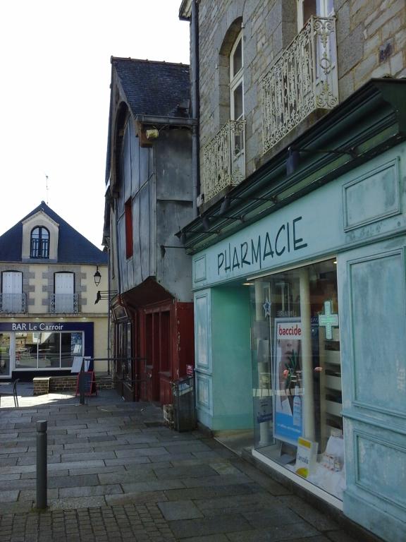 Maisons, Place Alexandre Veillard - Place du Carroir (Saint-Aubin-du-Cormier)
