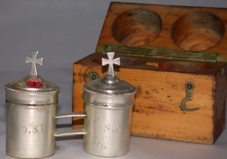 Ampoule à huile des malades et ampoule à saint chrême dans leur coffret