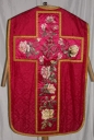 Ornement rouge 3 : chasuble, bourse de corporal, étole, manipule