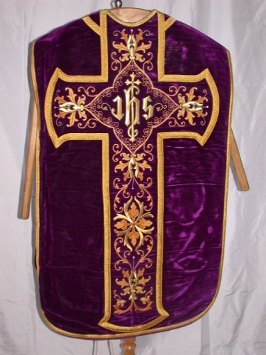 Ornement violet 2 : chasuble, étole, voile de calice, manipule et bourse de corporal