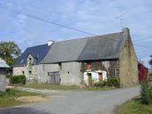 Alignement de trois maisons, Trobert (Renac)