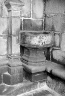 Bénitier (d'applique) (2), église Paroissiale Notre-Dame (Kergrist-Moëlou)