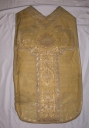 Ornement doré 2 : chasuble, voile de calice, étole, manipule