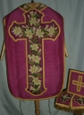 Ornement violet 2 : chasuble, étole, manipule, voile de calice, bourse de corporal