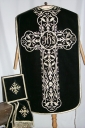 Ornement noir 1 : chasuble, étole, manipule, bourse de corporal