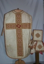 Ornement blanc 1 : chasuble, bourse de corporal, étole, manipule, voile de calice
