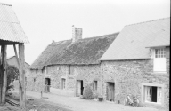 Alignement d'une maison et d'une ferme, la Lionnais (Saint-Père-Marc-en-Poulet)