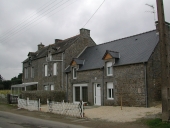 Alignement de maisons, le Rocher Abraham (Saint-Pierre-de-Plesguen fusionnée en Mesnil-Roc'h en 2019)