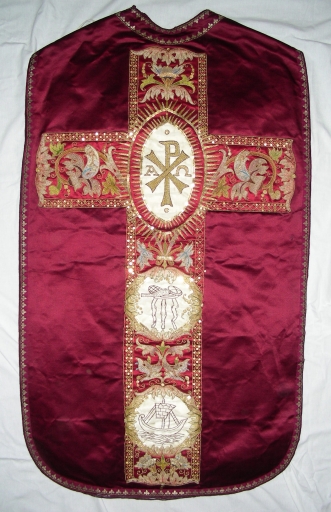 Ornement rouge 1 : chasuble et étole