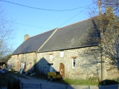 Alignement de deux maisons, Rue du Pont (Saint-Léger-des-Prés)