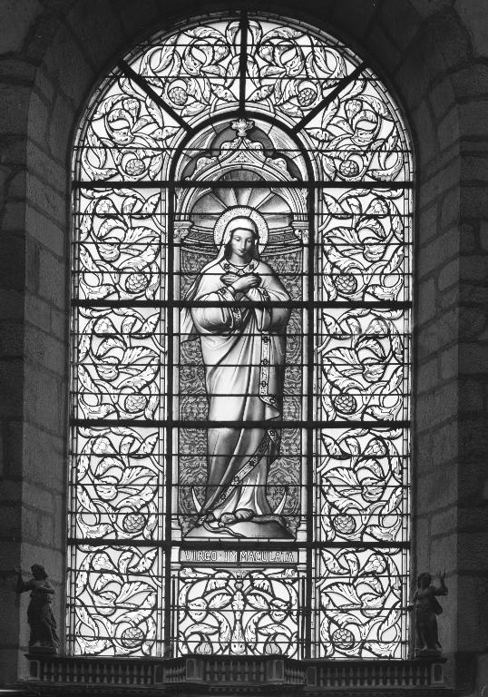 Verrière de la maîtresse-vitre : Immaculée Conception, église de la Nativité de la Vierge (Les Fougerêts)
