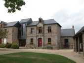 École des filles, actuellement salles communales, rue des Rochers (Dingé)