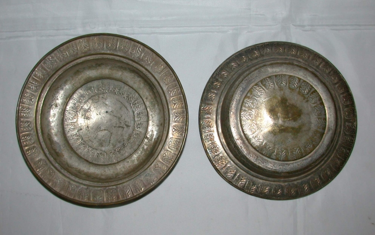 Paire de plats de quête