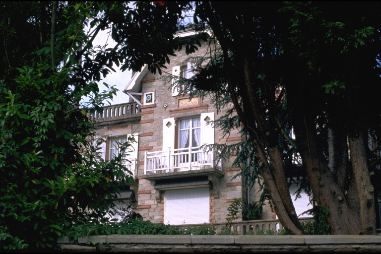 Ancienne maison de villégiature, dite Les Goélands, actuellement hôtel de voyageurs, dit La Goélette, 47 rue de la Colonne (Saint-Cast-le-Guildo)