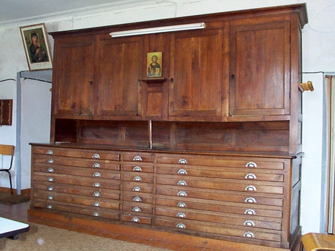 Ensemble de meubles de sacristie : chasublier, 3 armoires de sacristie