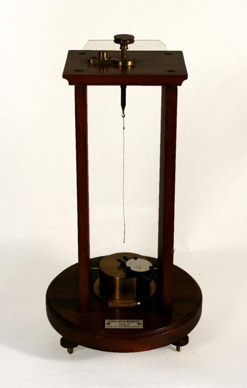 Présentation de la collection d'instruments scientifiques du lycée Émile Zola, Avenue Jean Janvier (Rennes)