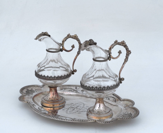 Paire de burettes et leur plateau