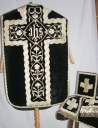 Ornement noir 4 : chasuble, bourse du corporal, étole, manipule, voile de calice