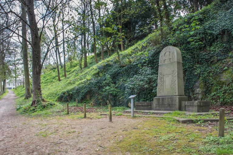Monument funéraire et tombe de Anatole Le Braz, "Bois de l'Évêché" dit "Bois du Poète" (Tréguier)