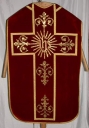 Ornement rouge 1 : chasuble, bourse de corporal, étole, manipule, voile de calice