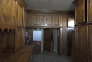 2 armoires de sacristie et un chasublier