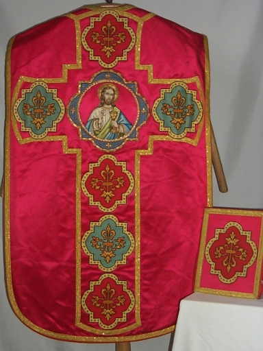 Ornement rouge 4 : chasuble, bourse du corporal, étole