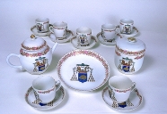 Service à thé : théière, 7 tasses, 7 soucoupes, sucrier, assiette creuse